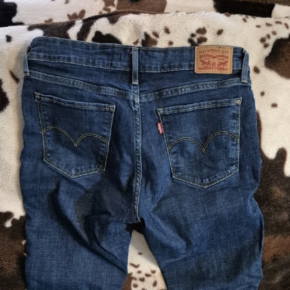 Levi's Ankle Jeans in Deep Blue with Ripped Knees - Picture 7 of 9